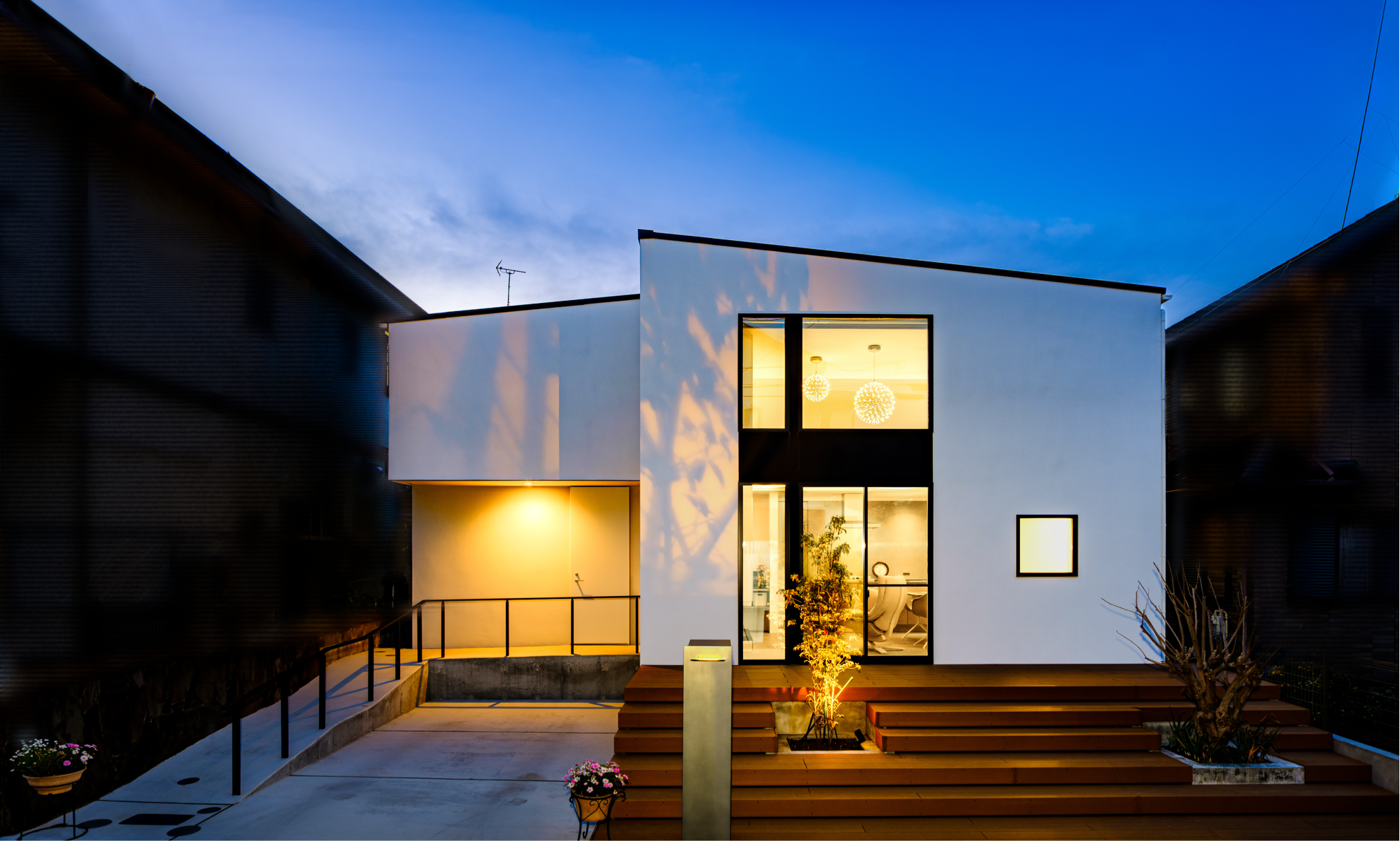 北欧スタイルのインテリアと光の演出が織りなす、洗練された住まい