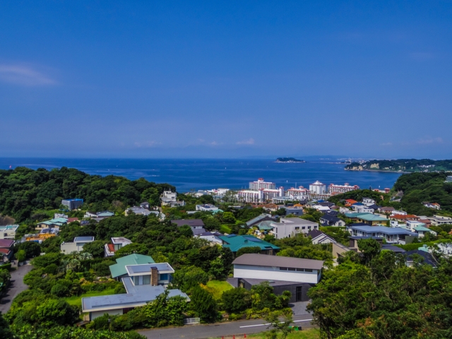神奈川の傾斜地に家を建てる魅力と注意点｜傾斜の多いエリアも紹介