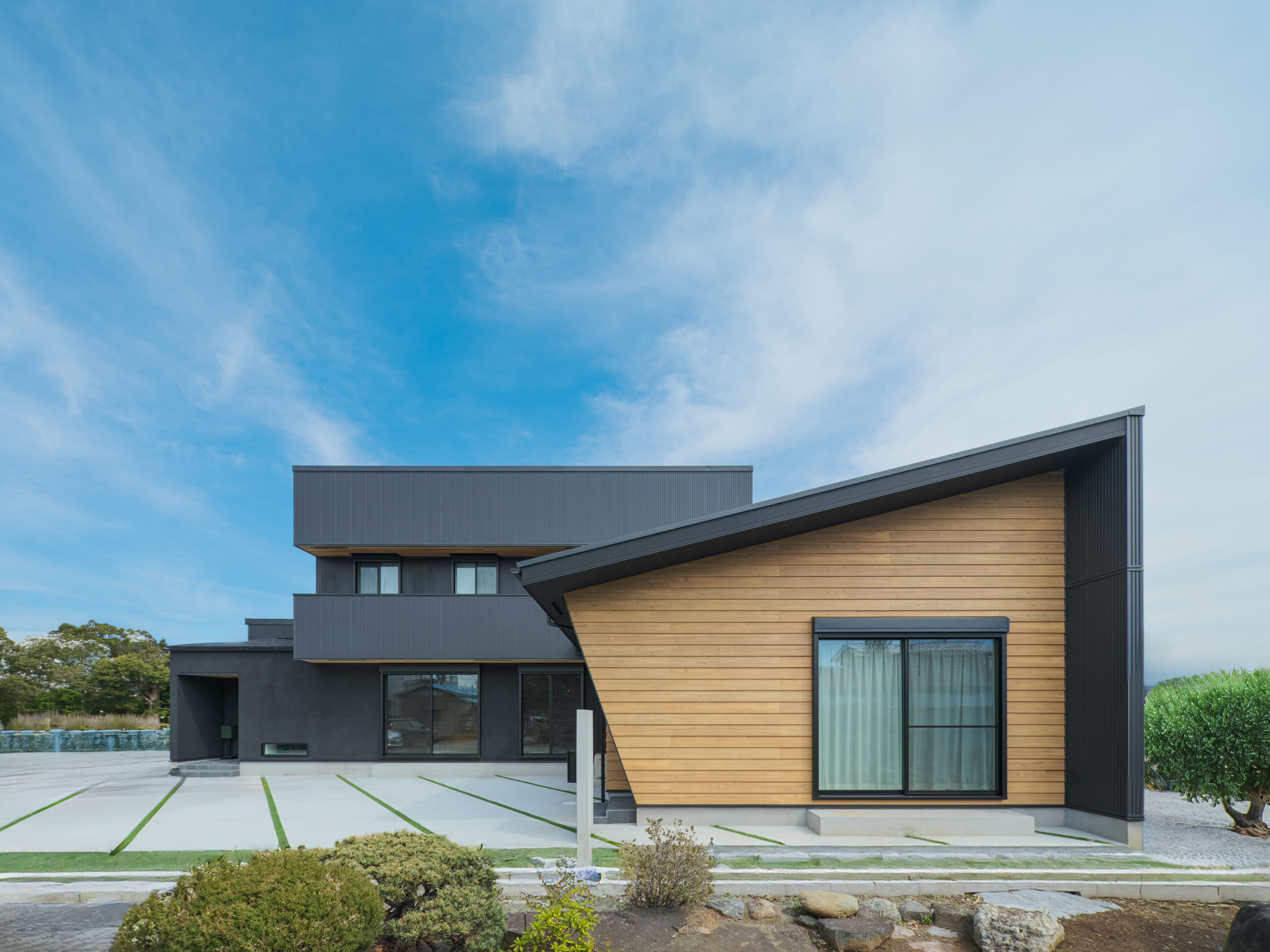 黒ガルバ×木　3つの箱が織りなす個性派二世帯住宅